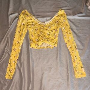 Selling a cute floral top!